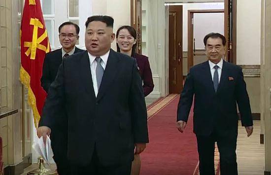 新年伊始，金正恩走进朝鲜劳动党总部，准备发表新年贺词。（纽西斯通讯社）