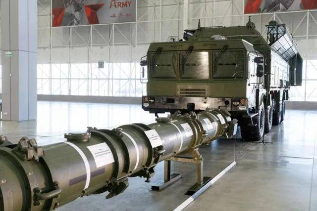 ▲俄军展示的9M729巡航导弹发射筒及“伊斯坎德尔”-M发射车。（法新社）