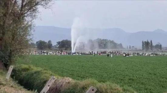 ▲人们用容器灌装汽油现场。图据路透社