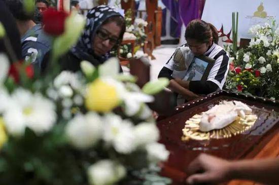 ▲1月21日，墨西哥伊达尔戈州特拉胡利潘市的一座教堂举行了一场葬礼。图据路透社