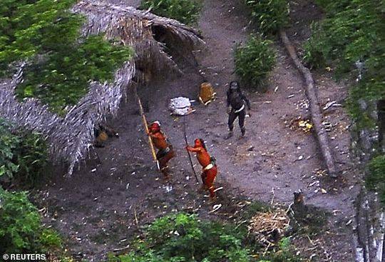 在巴西阿克里州与秘鲁边境，存在一个与世隔绝的亚马逊盆地部落。