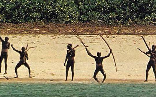 2004年亚洲海啸发生后，北森提奈岛土著部落的一名成员被拍到在海滩上向一架直升机射箭（见图）。