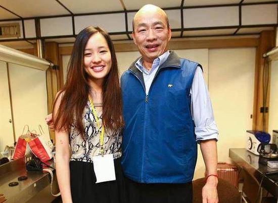 高雄市长韩国瑜（右）与女儿韩冰（左）。（图片来源：台湾“中时电子报”）