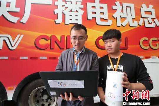 中国电信工作人员在央视春晚转播车测试5G信号岳殿新摄