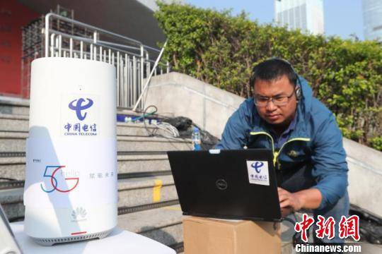 中国电信工作人员在央视春晚摄像机位通过5G终端岳殿新摄