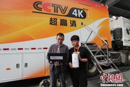 中国电信工作人员在央视春晚转播车测试5G信号岳殿新摄