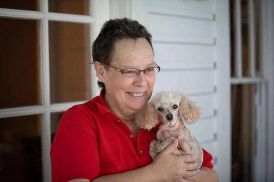 VeterinarianRobinStameyandGracie，hertoypoodle。（CharlotteKeslforTheWashingtonPost）