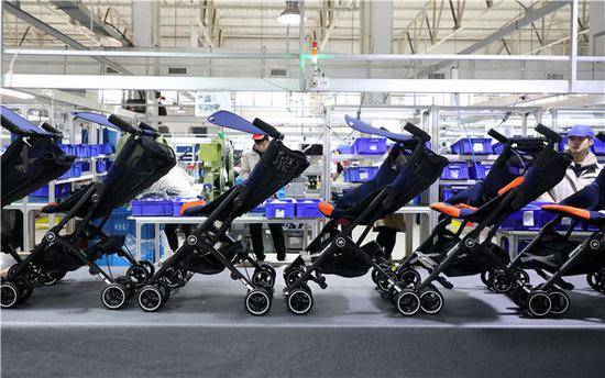 ↑1月24日，工人在江苏昆山好孩子婴儿车总装厂装配线上工作。新华社发（薛宏宇摄）