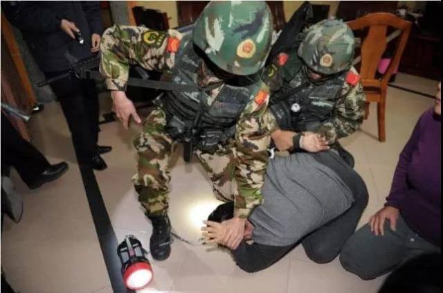 广东警方清剿博社村行动中，警方擒获一名犯罪嫌疑人。景国民摄