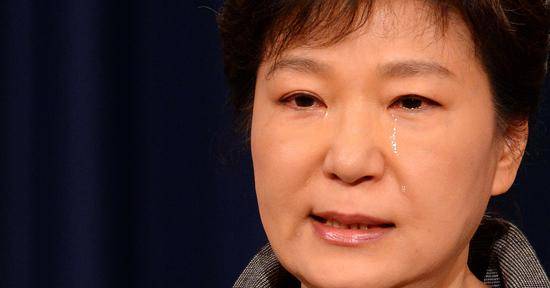 朴槿惠被检察官审讯时曾委屈流泪。（资料图）