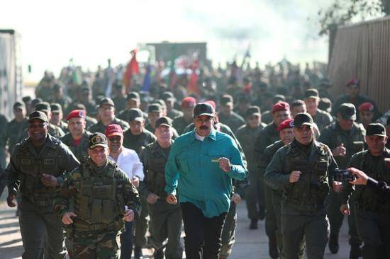 马杜罗亲临现场观摩军演，与士兵一起跑步。（图源：路透社）