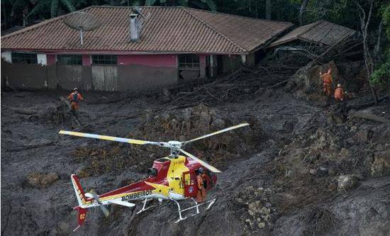 ▲由于地面上泥浆淤积严重，陆地救援开展难度大，直升飞机成为救援主力。图据NDTV