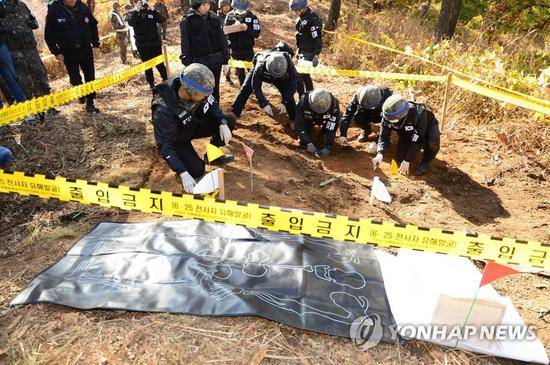 韩国军人进行遗骸发掘工作（韩联社）