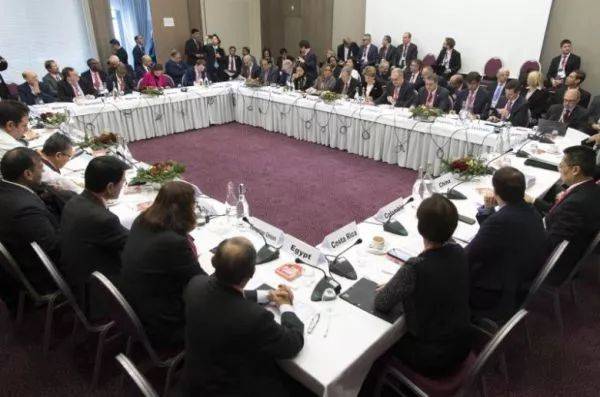 ▲世贸组织成员的谈判代表25日在瑞士达沃斯举行非正式会议，就电子商务规则谈判进行讨论。（新加坡《海峡时报》网站）