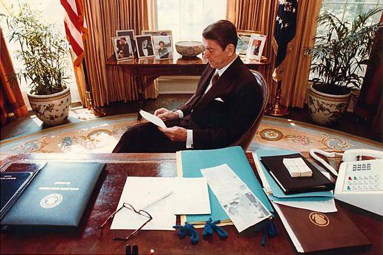 ▲资料图片：1981年4月28日，里根在他的椭圆型办公室里为一个议会演讲作准备。