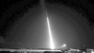 2018年从夏威夷考艾岛发射的一个导弹目标被海上发射的拦截器摧毁。图片来源：《科学》网站