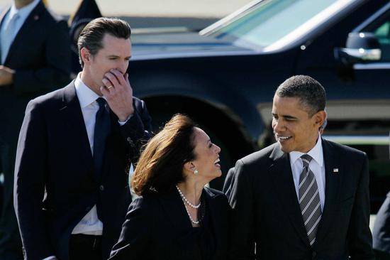 哈里斯曾在奥巴马首次竞选总统中立下汗马功劳，两人结下深厚友情。