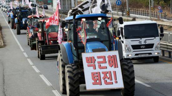 2016年，韩国农民开拖拉机去首尔，要求朴槿惠下台。（SBS电视台）