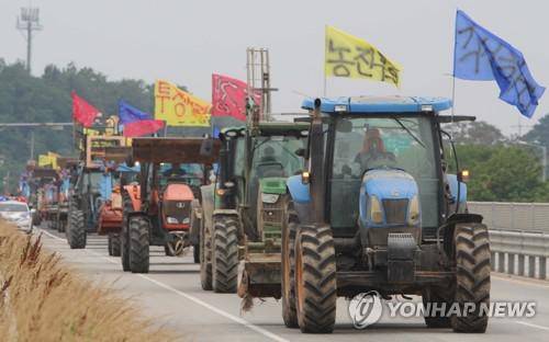 资料图：韩国农民开拖拉机游行示威（韩联社）