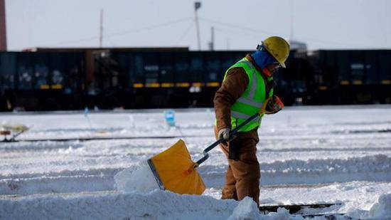 路面积雪、结冰严重，影响民众正常出行。（CNN）