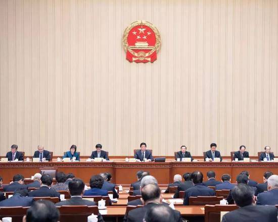 1月30日，十三届全国人大常委会第八次会议在北京人民大会堂举行闭幕会，栗战书委员长主持。新华社记者申宏摄