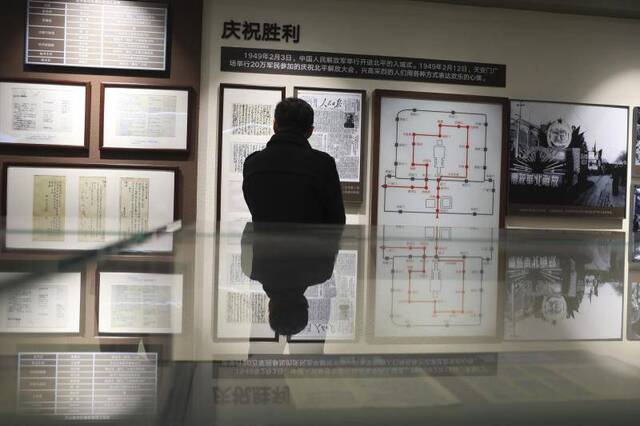 展览展示了解放军入城仪式的线路图。摄影/新京报记者浦峰