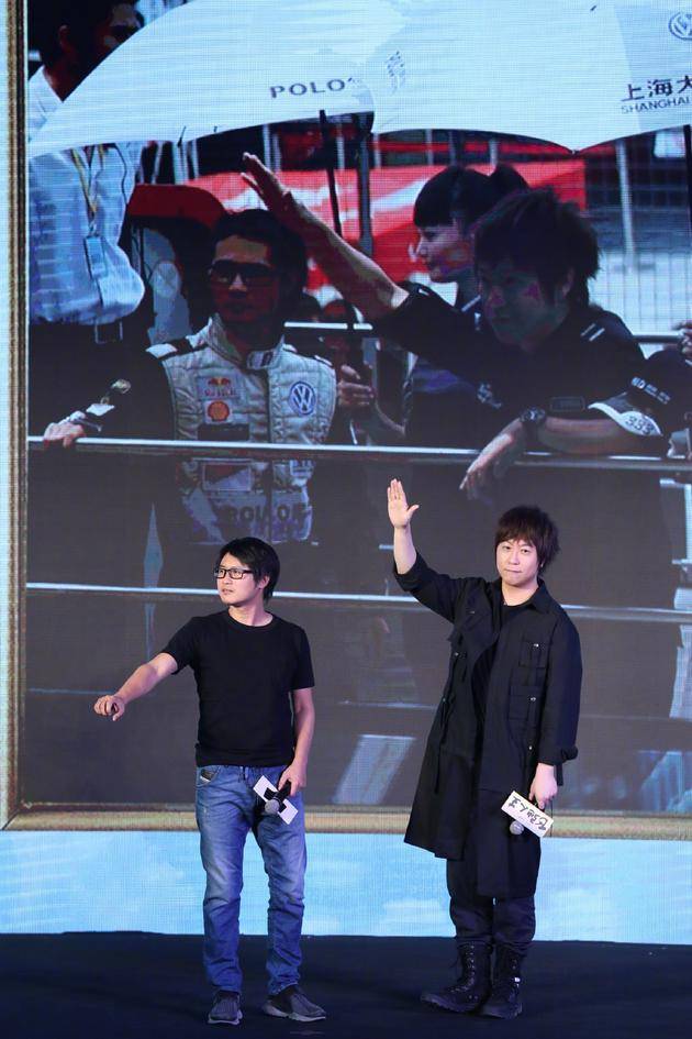 韩寒和阿信在《飞驰人生》北京发布会上还原10年前赛场相遇的场面（摄影：宫德辉）