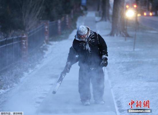 当地时间1月30日，美国国家气象局对纽约州北部的部分地区发出了暴风雪的警告。图为新泽西州，工作人员在清理道路上的积雪。