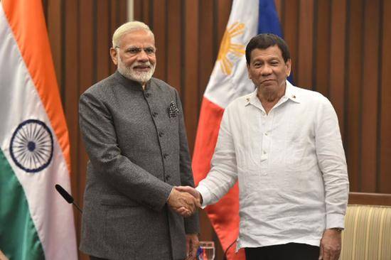 印度总理莫迪与菲律宾总统杜特尔特。（图源：ABS-CBN）