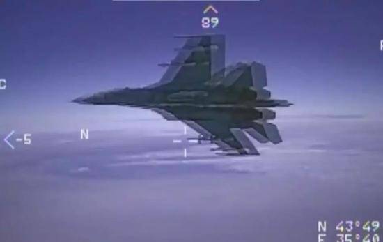 ▲资料图片：美军侦察机拍摄的俄军苏-27战机高速飞掠瞬间