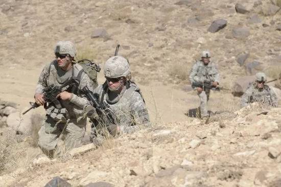 美军第4步兵团士兵在阿富汗扎布尔省巡逻（资料图）