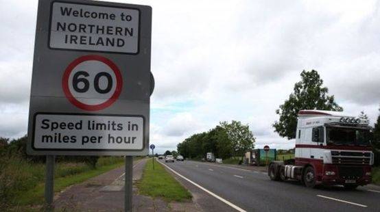 ▲图为如今爱尔兰和北爱尔兰间的几乎消失边境，这里只剩下一个欢迎人们来到北爱尔兰的指示牌