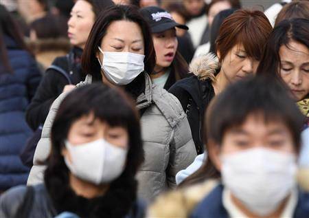 东京银座街头，民众戴口罩出行。（产经新闻）