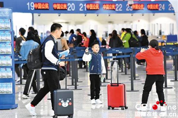 准备出境旅游的市民正在广州白云机场通关。新华社记者刘大伟摄