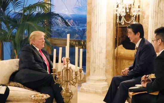 ▲资料图片：2018年9月23日，特朗普和日本首相安倍在特朗普大厦共进晚餐并举行会谈。