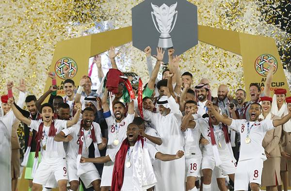 卡塔尔队球员在颁奖仪式上捧杯庆祝。新华社记者丁旭摄