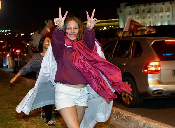 球迷在多哈海边大道庆祝卡塔尔队首夺亚洲杯。新华社图