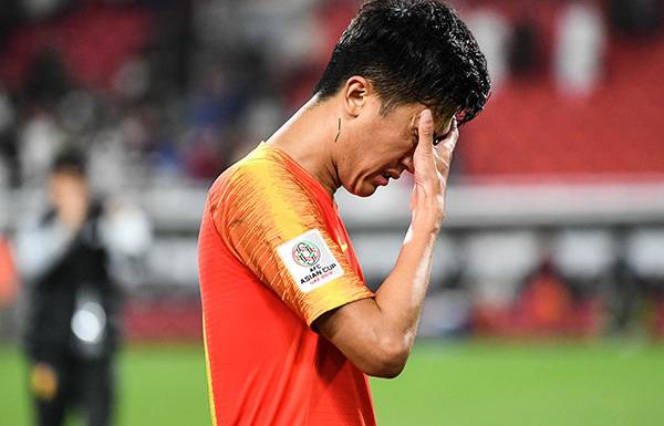 国足输给伊朗后，年轻的刘洋在赛后哭了。