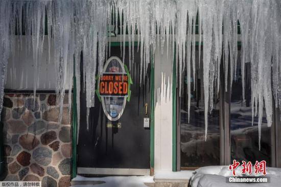 美国中西部多地遭遇低温天气，图为威斯康星州一家酒吧门前悬挂的冰柱。