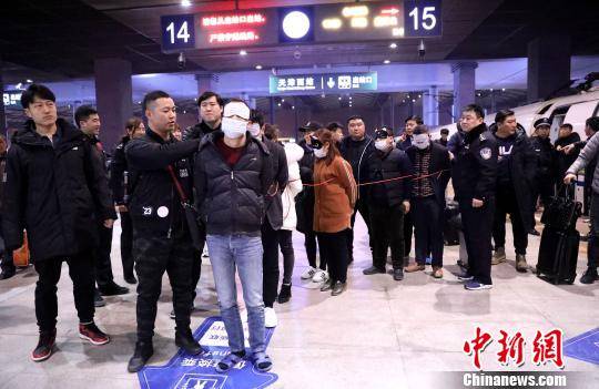 7名犯罪嫌疑人已被天津铁路警方押解回天津。（天津铁路警方供图）