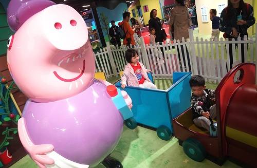 2018年10月23日，儿童在“小猪佩奇的玩趣世界”室内主题乐园玩耍。新华社记者陈飞摄
