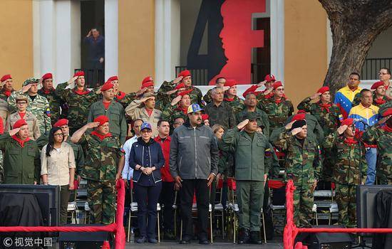 2月4日，尼古拉斯·马杜罗出席“国家尊严日”军事仪式（图片来源：视觉中国）