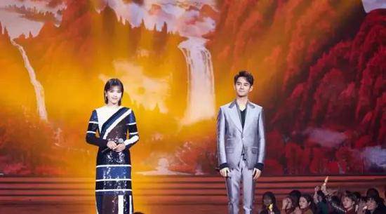唐嫣、罗晋与凤凰传奇联袂挑战流行曲《恭喜您红火》。