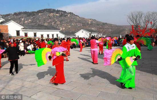 ▲山东临沂，民间艺人在新春庙会上表演节目。图片来源：视觉中国。