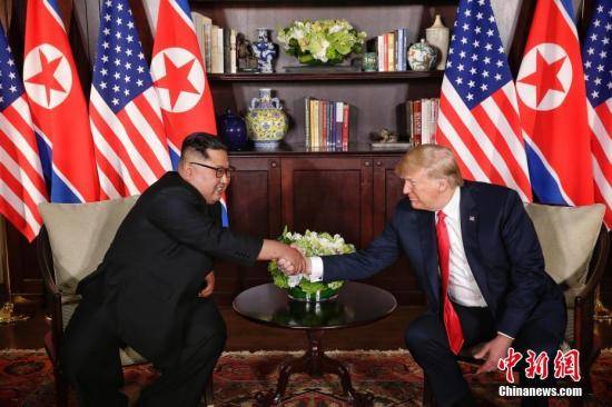 资料图：2018年6月12日，朝鲜最高领导人金正恩（左）与美国总统特朗普在新加坡举行会晤。中新社发新加坡通讯及新闻部供图摄