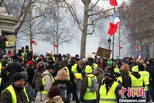地时间2月2日，巴黎约有万名示威者继续走上街头抗议，当天抗议的主题是反对警方在示威期间过度使用暴力措施。中新社记者李洋摄