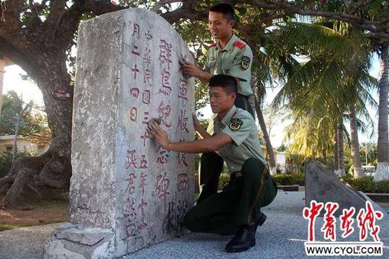 春节前夕，守岛官兵擦拭纪念碑。（雷辙/摄）