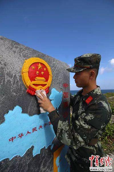 守岛官兵擦拭界碑。（雷辙/摄）