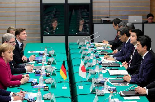 2月4日，在日本东京，日本首相安倍晋三（右一）和来访的德国总理默克尔（左一）举行会晤。（新华社）