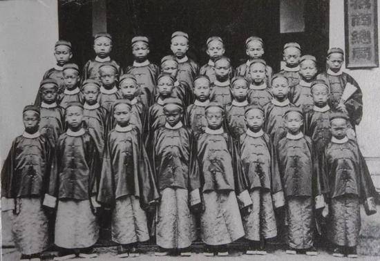 中国第一批公派留美学生，詹天佑（一排左二）